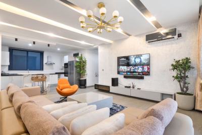 2 Bedroom Apartment (4th Floor) with Swimming Pool & Gym, Chef Available on Demand., Lekki Phase 1, Lekki, Lagos, Flat / Apartment Short Let
