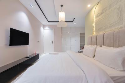 Luxury 3 Bedroom with Pool, Ps5 & Equipped Kitchen, Perfect for Pictures, Ikate, Lekki, Lagos, Flat / Apartment Short Let