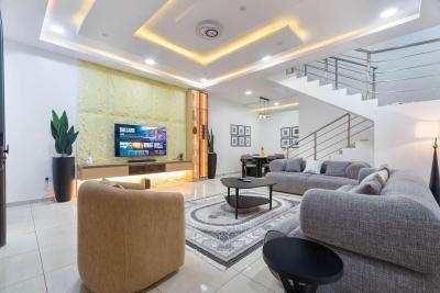 Book This Cozy and Luxurious 4bedroom with 4.5 Bath Maisonette, Oniru, Victoria Island (vi), Lagos, Flat / Apartment Short Let