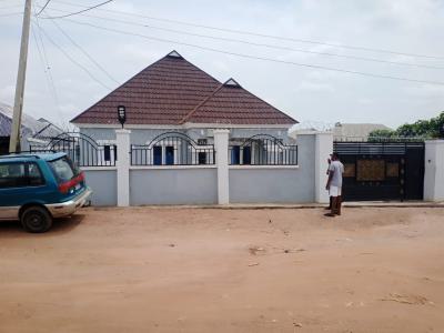Distress Standard 3bdrm Flat and 2unit of 2bdrm Flat, Federal Housing Estate Oke-onitea Osogbo, Osogbo, Osun, Flat / Apartment for Sale