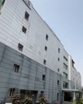 130 Rooms Fully Furnished Hotel in a Serene Environment, Wuse 2, Abuja, Hotel / Guest House for Sale
