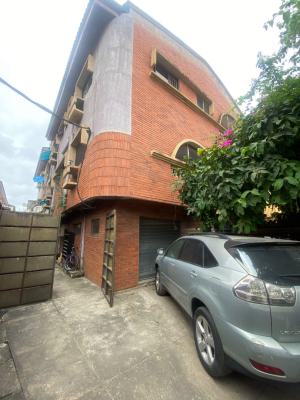 Old But Well Maintained 3 Bedroom Apartment Upstairs, Ogunleye Street Off Adekunle Kuye Surulere Lagos, Adelabu, Surulere, Lagos, House for Rent