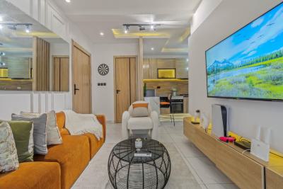 Luxury 1 Bedroom with Ps5, Board/ Dart Games & 2balconies, Ologolo, Lekki, Lagos, Flat / Apartment Short Let