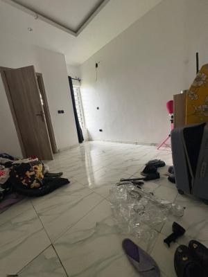 Single Room in a Shared Apartment, Lekki, Lagos, Flat / Apartment for Rent