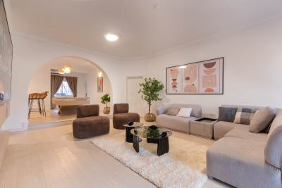 Nicely Furnished 3 Bedroom Apartment, Lekki Phase 1, Lekki, Lagos, Flat / Apartment Short Let