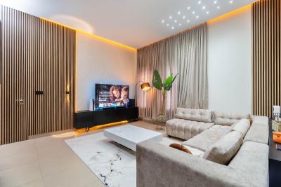 Cozy 1 Bedroom Apartment  with Swimming Pool, Mini Gym and 2 Spacious, Lekki Phase 1, Lekki, Lagos, Flat / Apartment Short Let