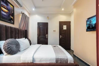 Nicely Furnished 3 Bedroom Apartment, Oregun, Ikeja, Lagos, Flat / Apartment Short Let
