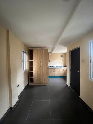 Bq in a Secured Estate, Lekki Phase 1, Lekki, Lagos, Flat / Apartment for Rent