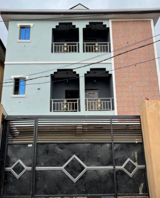 18 Years 2 Bedroom Apartment, Shomolu, Lagos, Flat / Apartment for Sale