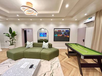 Cincinnati 2 Bedroom with Private Cinema, Admiralty Way, Lekki Phase 1, Lekki, Lagos, Flat / Apartment Short Let