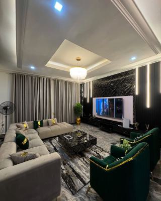 Casmir Exquisite & Aesthetic 3 Bedroom Bungalow Private Compound, Golf Estate, Gra, Enugu, Enugu, Flat / Apartment Short Let