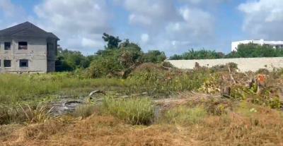 Well Situated 800SQM Land on the Main Estate Road 6 Plots From Expres