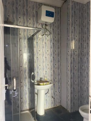 Distress 2 Bedrooms Flat, Chevron, Lekki, Lagos, Flat / Apartment for Sale