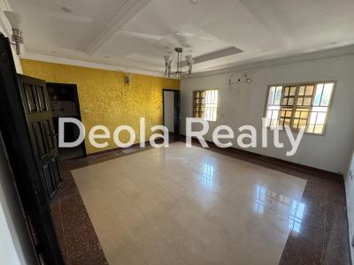 a Well Maintained 3 Bedroom Apartment(upstair), Off Admiralty, Lekki Phase 1, Lekki, Lagos, Flat / Apartment for Rent