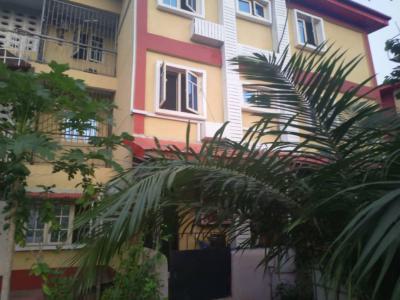 Nice Located 3 Bedroom Flat Upstairs, Iponri, Surulere, Lagos, Flat / Apartment for Sale