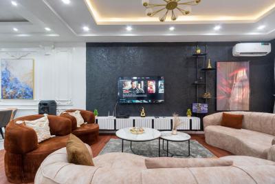 Beautifully Furnished Luxurious 5bedroom Self Compound with Snooker &, Lekki Phase 1, Lekki, Lagos, Flat / Apartment Short Let