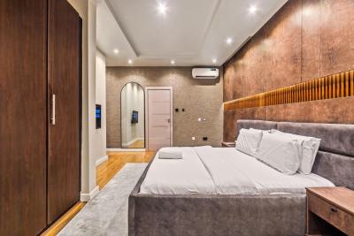 Luxurious 2 Bedroom with Private Cinema, Pool, Snookerboard, Lekki Phase 1, Lekki, Lagos, Flat / Apartment Short Let