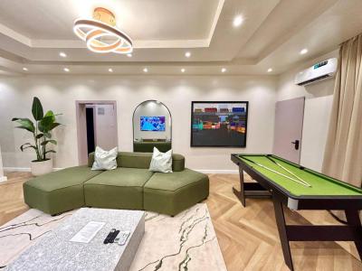 Papaya Stadium Spacious Living Room, 2 Bedroom Apartment  ( Snooker Bo, Old Ikoyi, Ikoyi, Lagos, Flat / Apartment Short Let