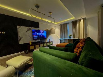 Luxury One Bed with Snooker  Ceiling Mirror 🪞 Projector and Ps4, Lekki Phase 1, Lekki, Lagos, Flat / Apartment Short Let