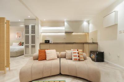 Exclusive 3 Bedrooms Premium Apartment in Lekki 1, Lekki Phase 1, Lekki, Lagos, Flat / Apartment Short Let