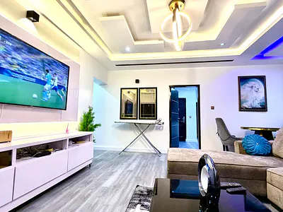 Luxury Fully Furnished 2-Bedroom Apartment Starlink Wifi, 24/7 Power