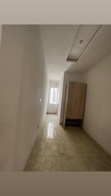 Small Room in a Shared Apartment Upstairs, Orchid Road Eleganza Bustop, Lekki, Lagos, Flat / Apartment for Rent