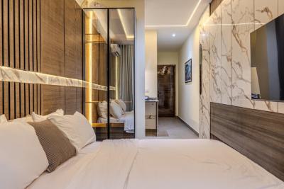 Cozy Studio Apartment with Swimming Pool, Gym and Balcony, Close to Lekki Central Mosque and Imax Cinema, Lekki Phase 1, Lekki, Lagos, Flat / Apartment Short Let