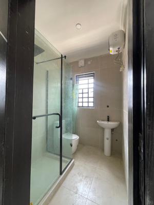 Spacious  4 Bedroom Apartment with Elevator & Bq, Lekki Phase 1, Lekki, Lagos, Flat / Apartment for Sale