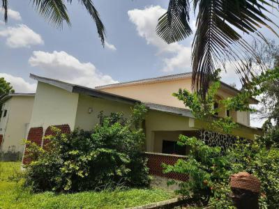 a 7 Bedroom Building with Other Compartments on 3500sqm, Osanaiye Crescent, Overviewing Uch, Agodi, Ibadan, Oyo, House for Sale