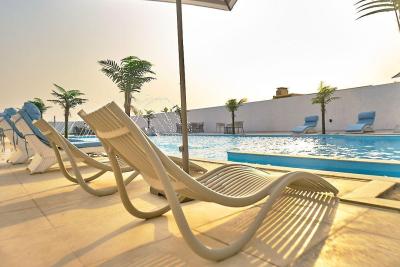 Luxury 5 Bedroom Beach House with Indoor & Outdoor Pool, Ilashe, Lagos, Flat / Apartment Short Let