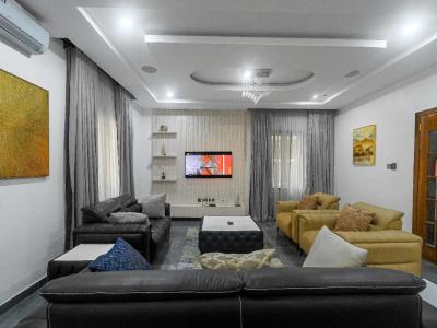 Nicely Furnished 5 Bedroom Apartment, Lekki Phase 1, Lekki, Lagos, Flat / Apartment Short Let
