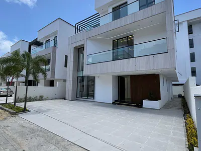 Newly Built 6 Bedroom Villa Home