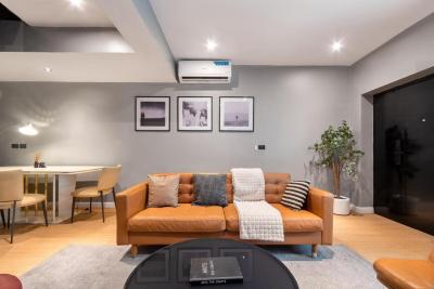 Spacious Cozy2 Bedroom Apartment with Ps 5 , Pool and Gym, Lekki Phase 1, Lekki, Lagos, Flat / Apartment Short Let