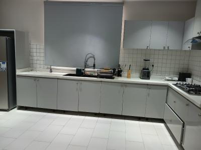 Serviced with 24/7 Power Supply 3 Bedroom En-suite Flat with an Enclos, Oniru, Victoria Island (vi), Lagos, Flat / Apartment for Rent