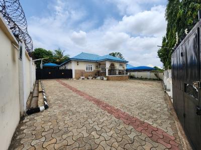 Very Spacious and Beautiful 3 Bedroom Detached Bungalow with 2 Bedroom, Valencia Garden Estate, Galadimawa, Abuja, Detached Bungalow for Rent
