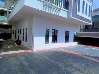 Spacious 5 Bedroom Detached Duplex with BQ