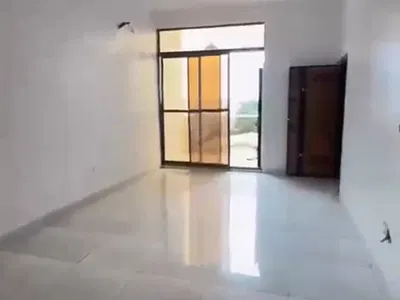Spacious 2 Bedroom Flat Available