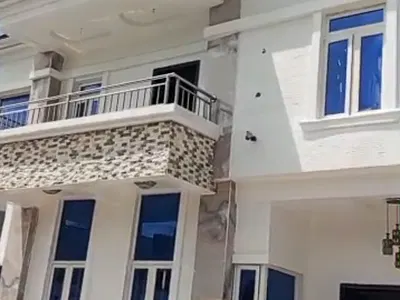 Well Maintained 5 Bedroom Fully Detached Duplex with Swimming Pool