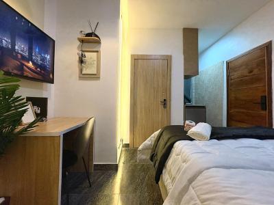 Luxurious and Cozy Studio Apartment with Private Compound Nd Swimming, Smart Security Door, Piano Shower Button , Board Games, Ikate, Lekki, Lagos, Flat / Apartment Short Let