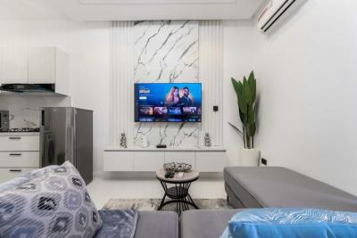 Premium 1 Bedroom Apartment with Pool and Gym, 24/7 Power, Unlimited Wifi, Parking Space, Comfortable and Secure Stay, Ikate Elegushi, Lekki, Lagos, Flat / Apartment Short Let