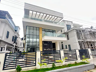 Luxury Built and Contemporary Finished 5 Bedroom Detach House +cinema