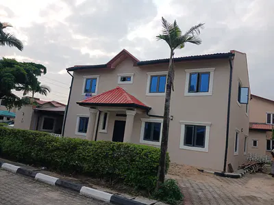 Newly Renovated 5 Bedroom Detached Duplex