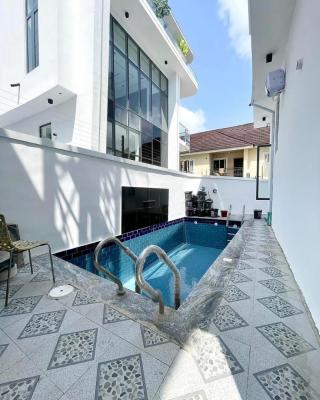 5 Bedrooms Detached Duplex with Swimpool, Gym, BQ, Smart Home Features — Chevron Toll Gate, Lekki, Lagos
