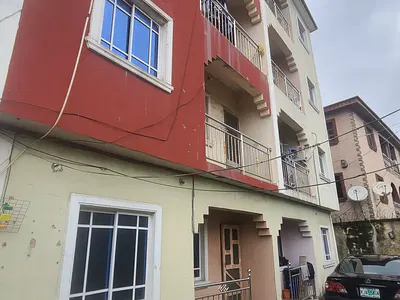 Decent 1 Bedroom Flat Upstairs with 1 Toilet 1bath