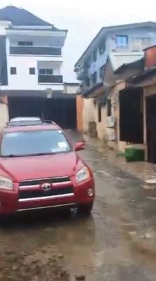 Bungalows Comprises of 2units of 3bed and 2units of 2bed @ Obanikoro E, Obanikoro Estate.   Title  :registered Conveyance Price :#320m.   O, Obanikoro, Shomolu, Lagos, Block of Flats for Sale