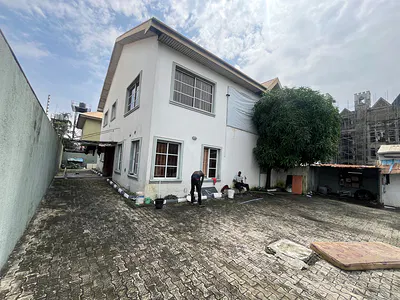 Spacious 4 Bedroom Semi Detached Duplex with 2 Rooms BQ