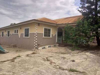 Spacious 5 Bedroom Detached House with Shops