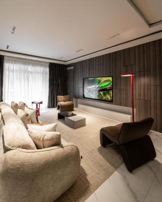 Luxury 2 Bedroom Apartment with PS5 and Private Cinema