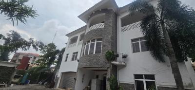 Well-Built 5-Bedroom Detached House on 3 Level with a Garage an Study