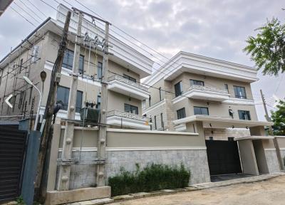 Luxury 2 Units of 5 Bedroom Terrace Duplex with 2 Rooms BQ, Pool, 24HR